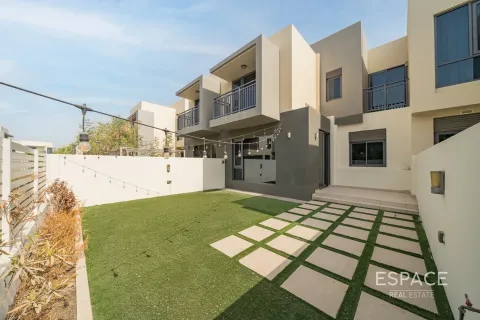 Villa in Dubai Hills Estate, Dubai 3 bedrooms, 211 sq.m. № 61724 - photo 1