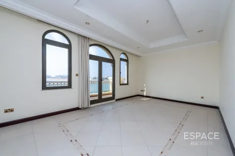 Villa in Palm Jumeirah, Dubai 4 bedrooms, 657 sq.m. № 61715 - photo 15