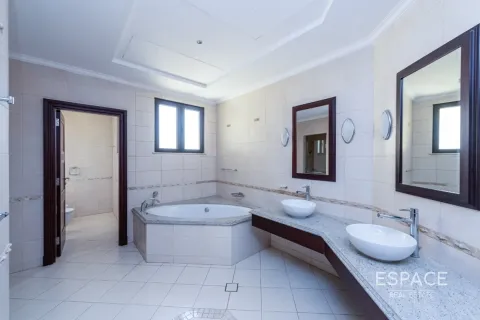 Villa in Palm Jumeirah, Dubai 4 bedrooms, 657 sq.m. № 61715 - photo 6
