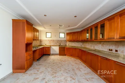 Villa in Palm Jumeirah, Dubai 4 bedrooms, 657 sq.m. № 61715 - photo 14