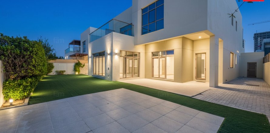 Villa in Al Furjan, Dubai 4 bedrooms, 619 sq.m. № 93420