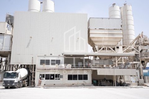 Factory in Al Quoz, Dubai 8268 sq.m. № 38928 - photo 2