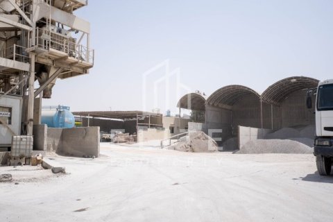 Factory in Al Quoz, Dubai 8268 sq.m. № 38928 - photo 3