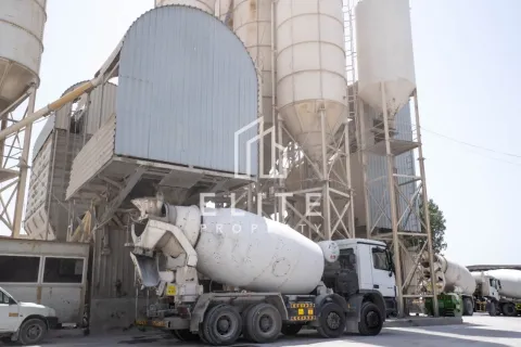 Factory in Al Quoz, Dubai 8268 sq.m. № 38928 - photo 3