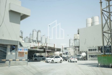 Factory in Al Quoz, Dubai 8268 sq.m. № 38928 - photo 1