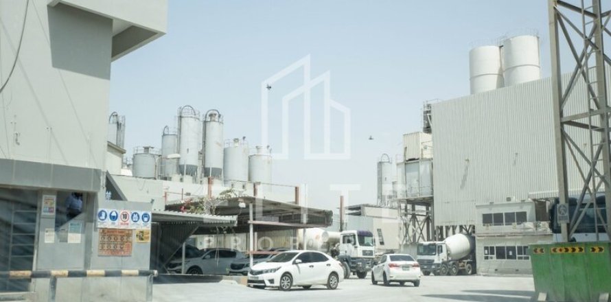 Factory in Al Quoz, Dubai 8268 sq.m. № 38928