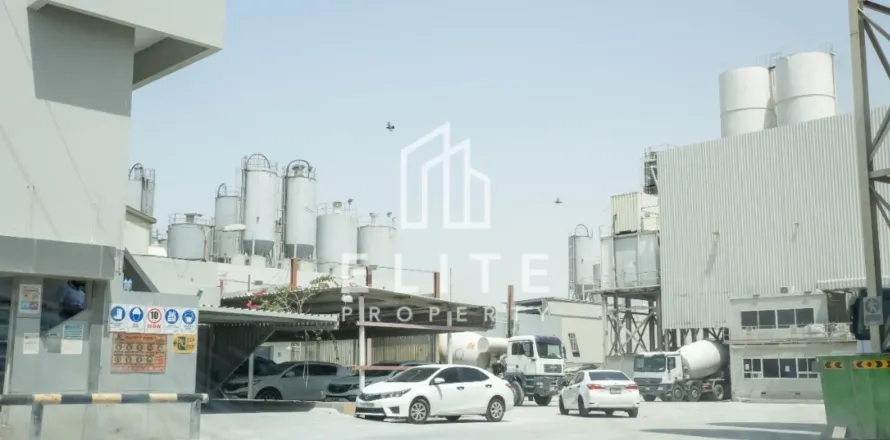 Factory in Al Quoz, Dubai 8268 sq.m. № 38928