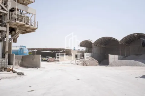 Factory in Al Quoz, Dubai 8268 sq.m. № 38928 - photo 4