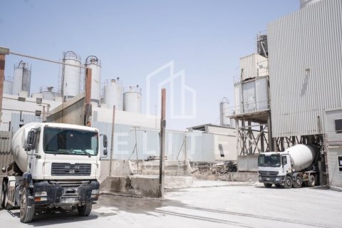 Factory in Al Quoz, Dubai 8268 sq.m. № 38928 - photo 5