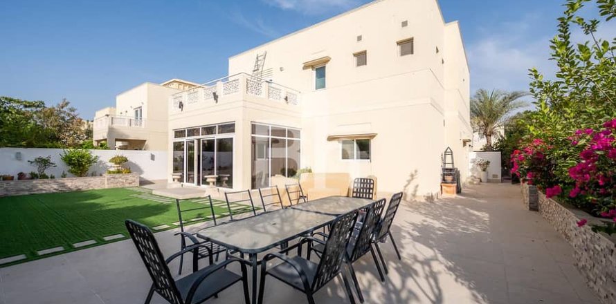 Villa in Dubai 4 bedrooms, 545 sq.m. № 21901