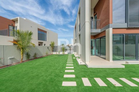 Купить виллу в Dubai Land, Дубай: 4 спальни, 243м², № 21900 - фото 3