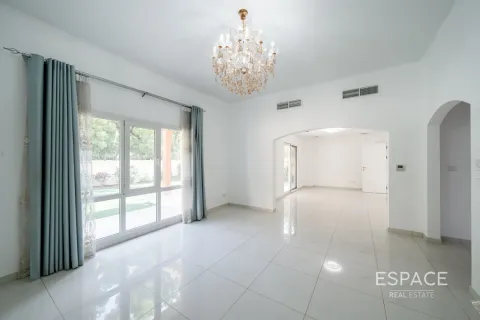 Villa in Meadows, Dubai 4 bedrooms, 337 sq.m. № 71024 - photo 8