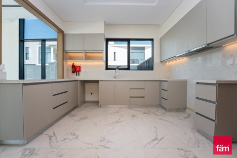 Villa in Al Furjan, Dubai 5 bedrooms, 661.6 sq.m. № 24655 - photo 14