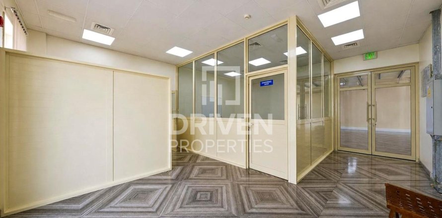 Warehouse in Dubai 2097.56 sq.m. № 130086