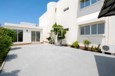 Villa in Jumeirah, Dubai 4 bedrooms, 743.13 sq.m. № 128136