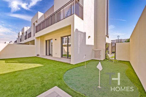 Townhouse in Dubai South (Dubai World Central), Dubai 4 bedrooms, 246 sq.m. № 13624 - photo 2