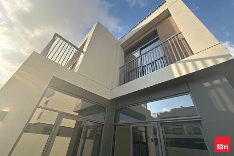 Villa in Dubai 4 bedrooms, 392 sq.m. № 70685 - photo 1