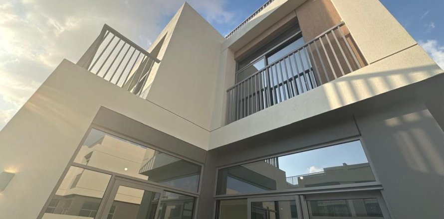 Villa in Dubai 4 bedrooms, 392 sq.m. № 70685