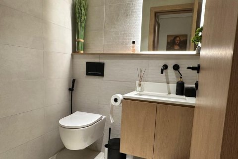 Apartamento en BEVERLY RESIDENCE en Jumeirah Village Circle, Dubai, 1 dormitorio, 71 m², № 97334 - foto 7