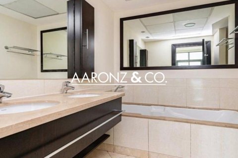 Снять в аренду квартиру в The Views, Дубай: 2 спальни, 145м², № 85370 - фото 10