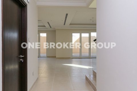 Villa in Al Barsha, Dubai 3 bedrooms, 280.1 sq.m. № 210 - photo 11