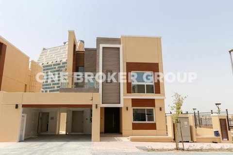 Villa in Al Barsha, Dubai 3 bedrooms, 280.1 sq.m. № 210 - photo 1