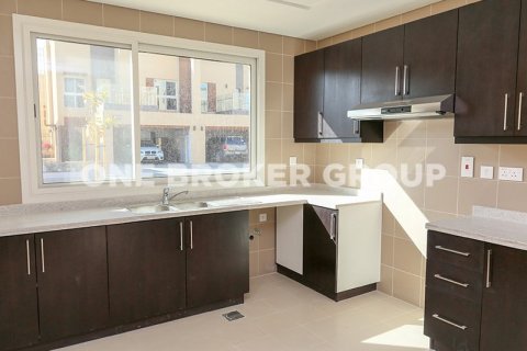 Villa in Al Barsha, Dubai 3 bedrooms, 280.1 sq.m. № 210 - photo 3