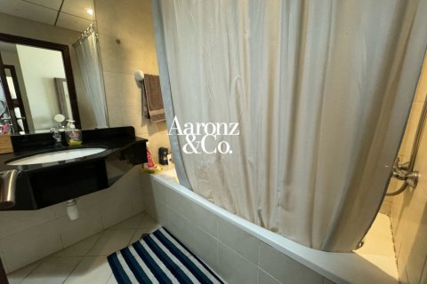 Apartment in Jumeirah Lake Towers, Dubai 2 bedrooms, 101 sq.m. № 110487 - photo 3