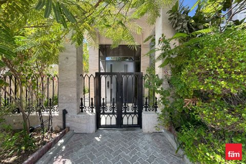 Villa à Umm Suqeim, Dubai, 4 chambres, 478.4 m², № 58328 - photo 1