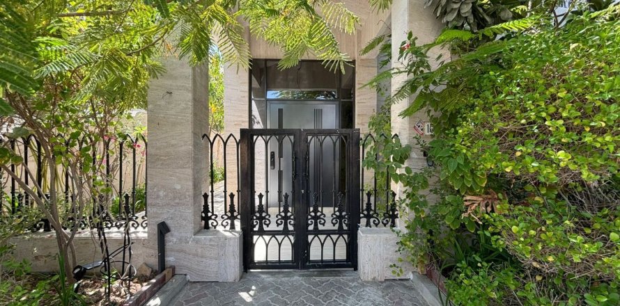 Villa à Umm Suqeim, Dubai, 4 chambres, 478.4 m², № 58328