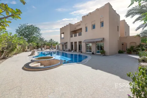 Купить виллу в Арабиан Ранчес, Дубай: 7 спален, 2044м², № 61705 - фото 1