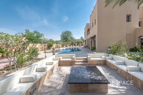 Купить виллу в Арабиан Ранчес, Дубай: 7 спален, 2044м², № 61705 - фото 2