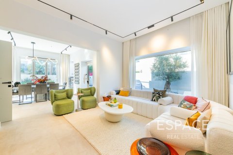 Купить виллу в Арабиан Ранчес, Дубай: 3 спальни, 253м², № 61706 - фото 1