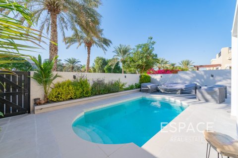 Купить виллу в Арабиан Ранчес, Дубай: 3 спальни, 253м², № 61706 - фото 19