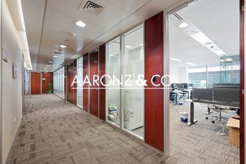 Снять в аренду офис в Sheikh Zayed Road, Дубай: 79м², № 95358 - фото 2