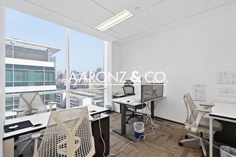 Снять в аренду офис в Sheikh Zayed Road, Дубай: 79м², № 95358 - фото 8