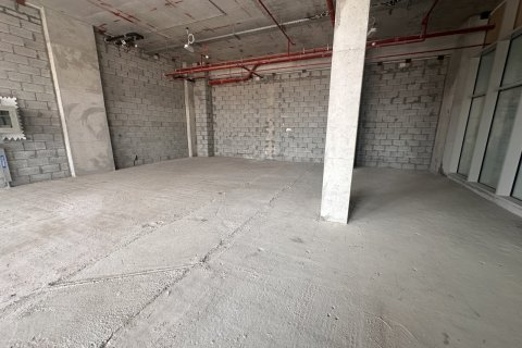 Снять в аренду магазин в Умм-Хурэйре, Дубай: 113.7м², № 7995 - фото 1