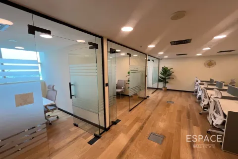 Office in Jumeirah Lake Towers, Dubai 104 sq.m. № 71372 - photo 4