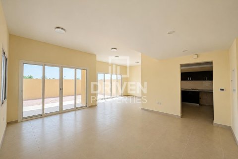 Villa in Dubai Land, Dubai 4 bedrooms, 414.44 sq.m. № 135899 - photo 2
