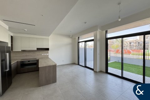 Townhouse in Mudon, Dubai 3 bedrooms, 206 sq.m. № 76377 - photo 4