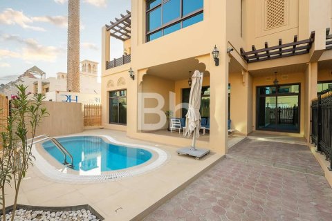 Villa en Jumeirah, Dubai, 5 dormitorios, 650 m², № 21233 - foto 2