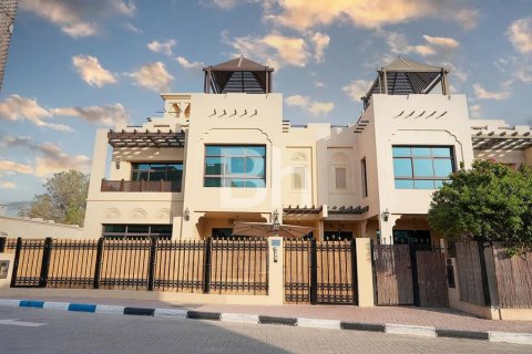 Villa en Jumeirah, Dubai, 5 dormitorios, 650 m², № 21233 - foto 1
