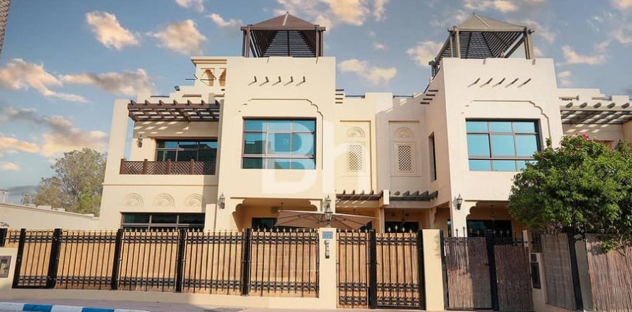 Villa en Jumeirah, Dubai, 5 dormitorios, 650 m², № 21233