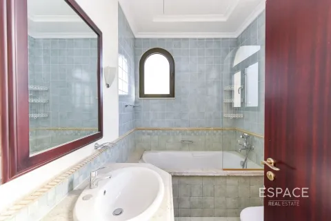 Снять в аренду виллу в Пальме Джумейре, Дубай: 4 спальни, 465м², № 62113 - фото 10