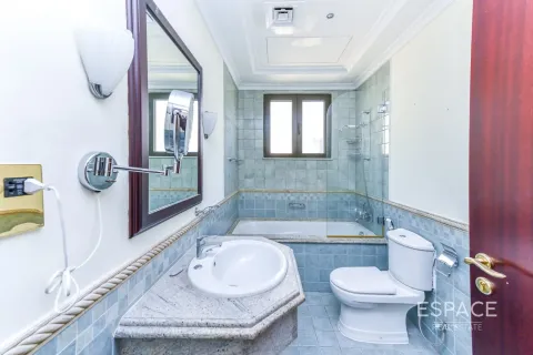 Снять в аренду виллу в Пальме Джумейре, Дубай: 4 спальни, 465м², № 62113 - фото 12