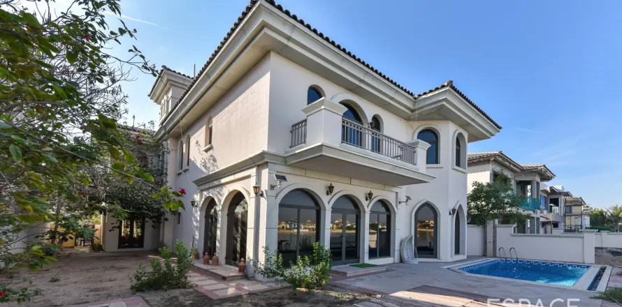 Вилла в Пальме Джумейре, Дубай, 4 спальни, 465м², № 62113