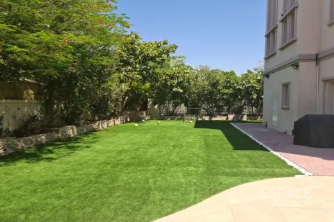 Снять в аренду виллу в Jumeirah Village Triangle, Дубай: 3 спальни, 652м², № 71347 - фото 7