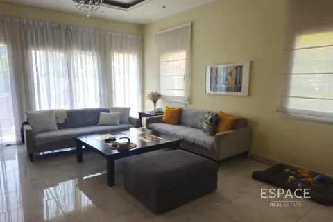 Снять в аренду виллу в Jumeirah Village Triangle, Дубай: 3 спальни, 652м², № 71347 - фото 2