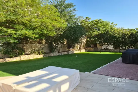 Снять в аренду виллу в Jumeirah Village Triangle, Дубай: 3 спальни, 652м², № 71347 - фото 11