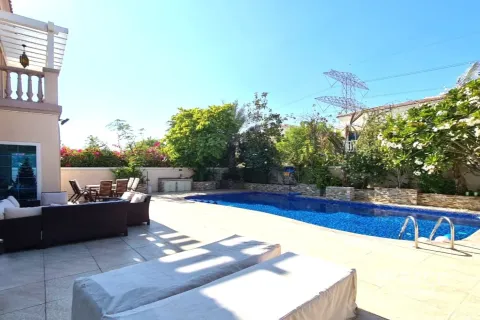 Снять в аренду виллу в Jumeirah Village Triangle, Дубай: 3 спальни, 652м², № 71347 - фото 1